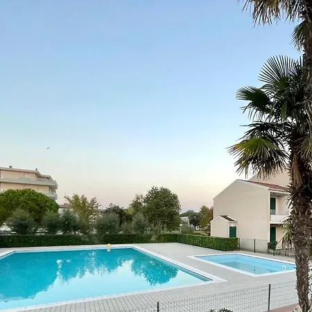De Lux Swimming Pool, Parking, Garden *