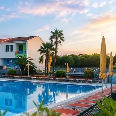 De Lux Swimming Pool, Parking, Garden *