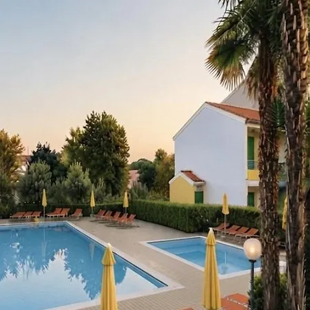 De Lux Swimming Pool, Parking, Garden *